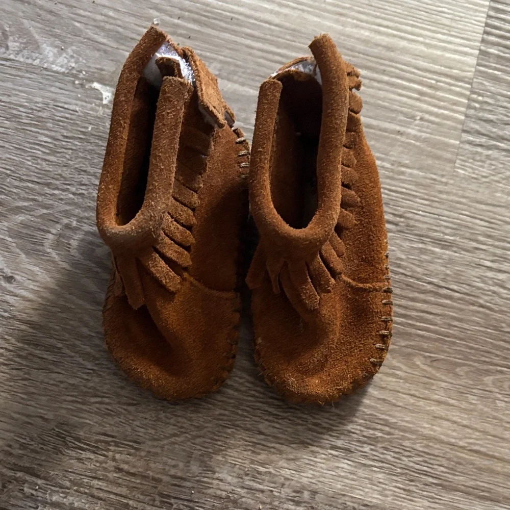Minnetonka Kids Tan Moccasins